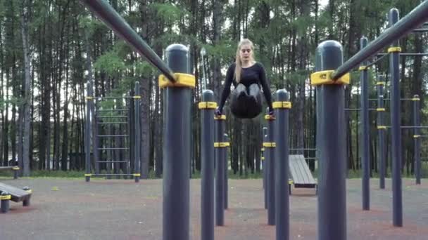 Young Attractive Woman Doing Abdominal Muscle Exercises Outdoors — Stock Video