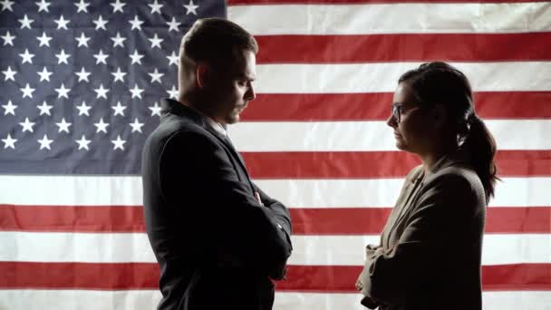 Sylwetki Mężczyzny Kobiety Stojących Patrzących Siebie Tle Amerykańskiej Flagi Koncepcja — Wideo stockowe