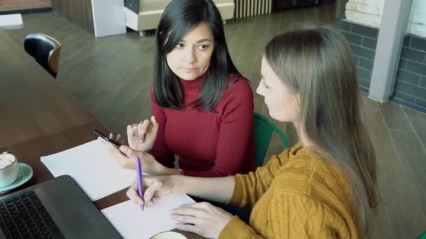 Duas Jovens Mulheres Discutindo Algo Enquanto Olham Para Smartphone Trabalho — Vídeo de Stock