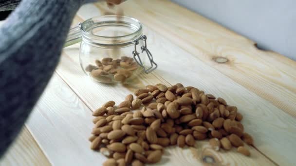 Manos Femeninas Cambiando Las Nueces Almendras Recipiente — Vídeo de stock