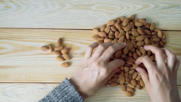 Primer Plano Las Manos Femeninas Clasificando Las Almendras Vista Superior — Vídeo de stock