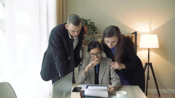 Skupina Mladých Podnikatelů Diskutuje Novém Projektu Setkání Moderní Kanceláři — Stock video