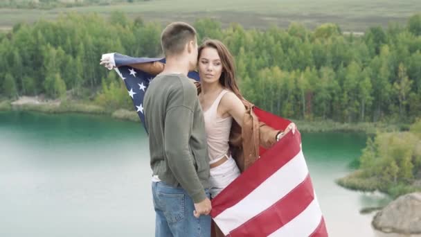 Casal Feliz Segurando Bandeira Americana Natureza Dia Independência Estilo Vida — Vídeo de Stock
