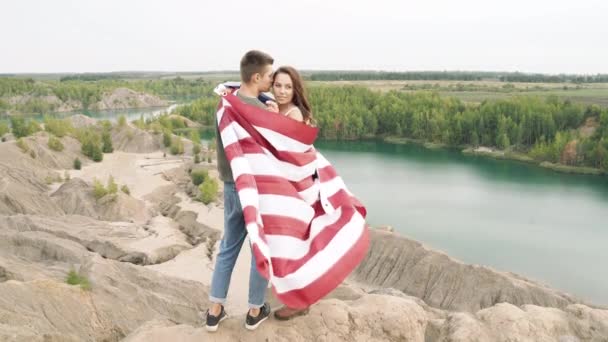 Pareja Feliz Abrazándose Envuelta Una Bandera Americana Naturaleza Día Independencia — Vídeo de stock