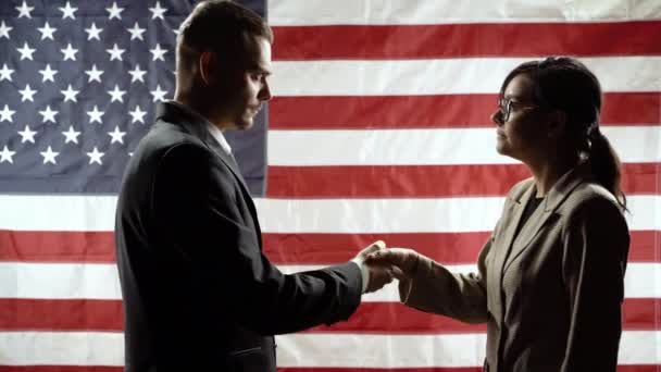 Siluet seorang pria bisnis dan wanita berjabat tangan. Konsep pemilihan umum, konfrontasi dan persaingan — Stok Video