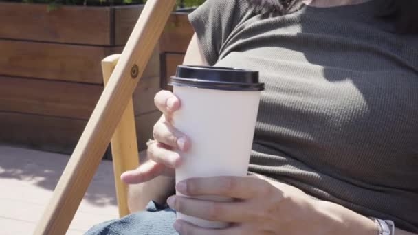 Close Mãos Femininas Segurando Copo Café Dia Ensolarado — Vídeo de Stock