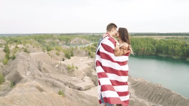 Glada Par Kramar Och Kysser Insvept Amerikansk Flagga Naturen Självständighetsdagen — Stockvideo
