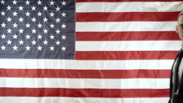 Σιλουέτα Ενός Σοβαρού Επιχειρηματία Στο Φόντο Της Αμερικανικής Σημαίας — Αρχείο Βίντεο