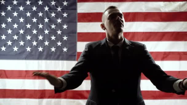 Silhouette Man Suit Gesticulating Speaking Background American Flag — Stock Video