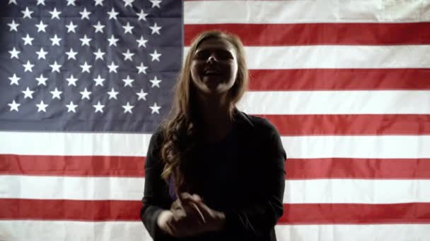 Amerikan Bayrağının Arka Planında Seyirciyi Selamlayan Bir Kadının Silüeti — Stok video