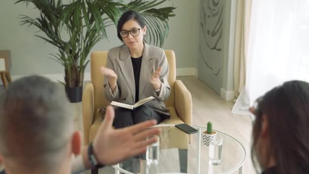 Vrouwelijke Psychoanalyticus Gesprek Met Getrouwd Stel Dat Probeert Hun Relatieproblemen — Stockvideo