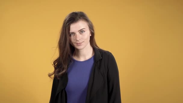 Retrato Uma Jovem Mulher Sorridente Contra Fundo Amarelo — Vídeo de Stock