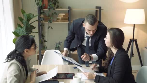 现代办公室会议上讨论收入图表的团体商务人士 — 图库视频影像