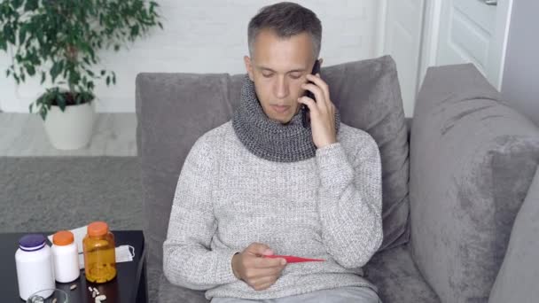 Homem Doente Medindo Temperatura Corporal Chamando Médico Casa — Vídeo de Stock