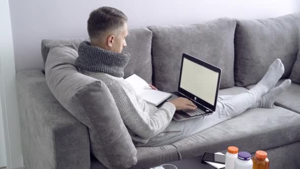 Jeune Homme Travaillant Maison Pendant Maladie Éducation Ligne — Video