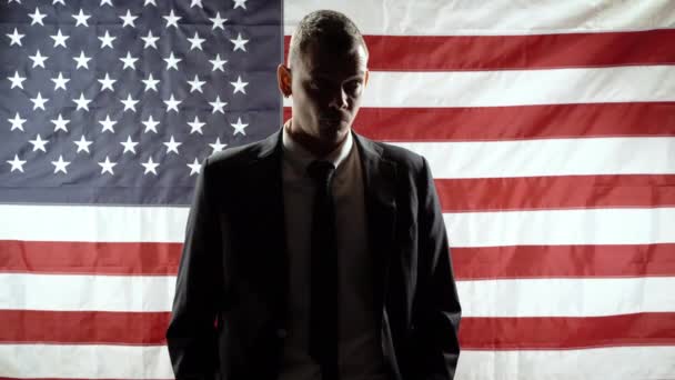 Silhouette Eines Geschäftsmannes Auf Dem Hintergrund Der Amerikanischen Flagge — Stockvideo