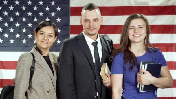 Gruppe Lächelnder Studenten Die Vor Amerikanischem Flaggenhintergrund Daumen Nach Oben — Stockvideo