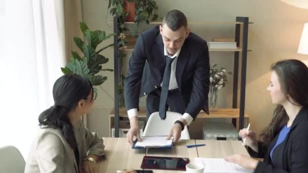 Junger Männlicher Firmenchef Gibt Dem Team Bei Einem Meeting Büro — Stockvideo