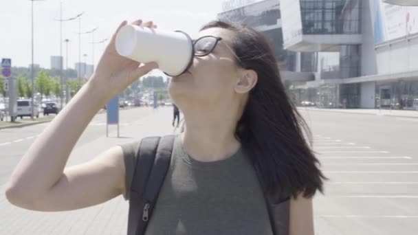 Jonge Vrouw Die Buiten Koffie Drinkt Stad — Stockvideo