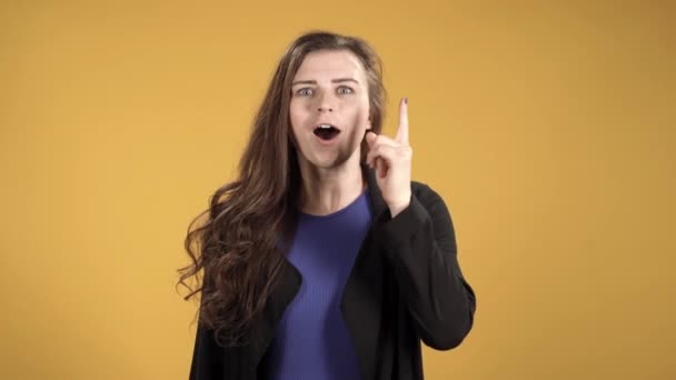 Glad Ung Kvinna Som Visar Pekfingret Idé — Stockvideo