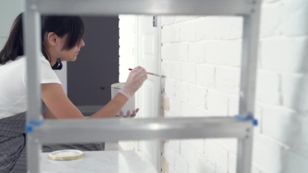 Kobieta Pracownik Pomocą Ściany Malowania Pędzlem Mieszkaniu Lub Domu Budowa — Wideo stockowe