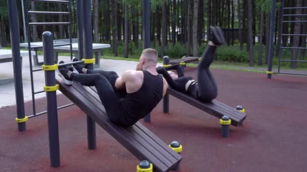 Pareja Joven Haciendo Ejercicios Musculares Abdominales Aire Libre — Vídeos de Stock