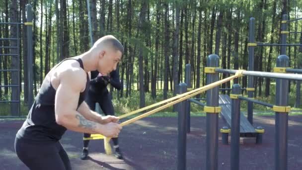 Joven Pareja Atlética Haciendo Ejercicio Con Bandas Elásticas Aire Libre — Vídeos de Stock