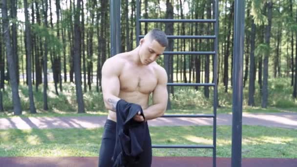 Молодий Атлетичний Чоловік Одягає Бак Вершину Перед Тренуванням — стокове відео