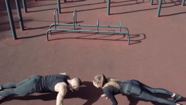 Jovem Casal Atlético Fazendo Exercícios Livre — Vídeo de Stock