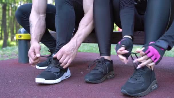 Primer Plano Las Manos Del Hombre Mujer Atando Cordones Zapatillas — Vídeo de stock