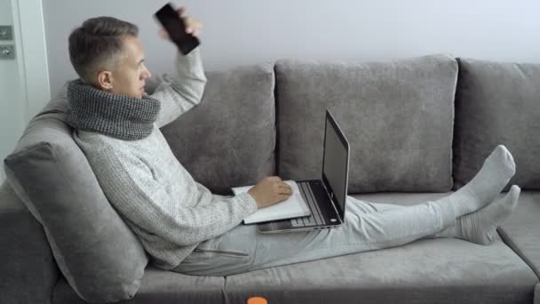 病気の時に家で働く若い男 — ストック動画