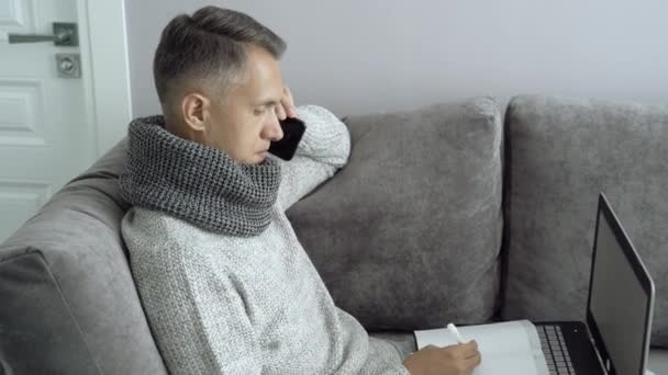 Mladý Muž Mluví Telefonu Pracuje Doma Během Nemoci — Stock video