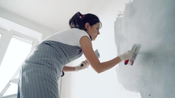 Young woman painting the wall paint in an apartment or house. — Stock Footage Young Woman Painting Wall Paint Apartment House Royalty Free Stock Video