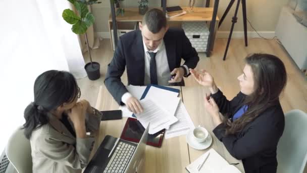 Molesto Líder Empresa Discutiendo Trabajo Equipo Reunión — Vídeos de Stock