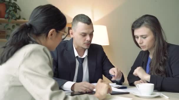 Jovem Líder Empresa Sexo Masculino Dando Instruções Para Equipe Uma — Vídeo de Stock