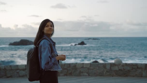 Portret Młodej Kobiety Plecakiem Oceanie Wieczorem — Wideo stockowe