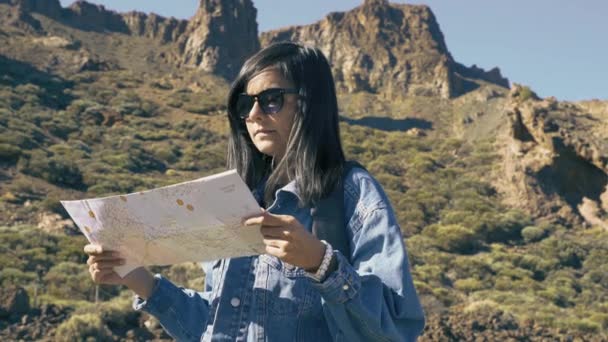 在阳光明媚的日子 背着背包和地图欣赏山景的年轻女性游客 — 图库视频影像