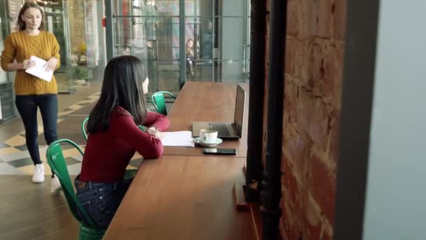 Zwei Junge Frauen Begrüßen Sich Einem Café Oder Büro — Stockvideo