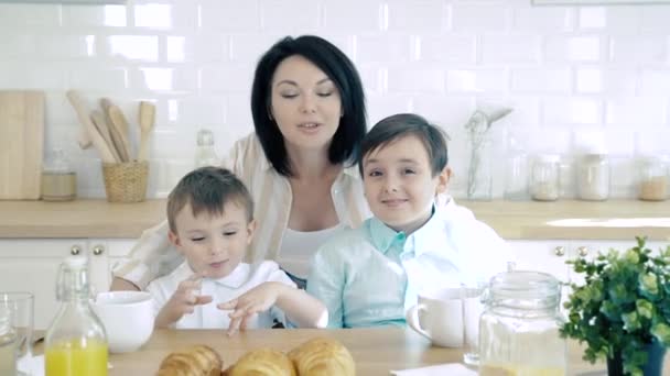 一个快乐的家庭妈妈和两个儿子在厨房里的画像 — 图库视频影像