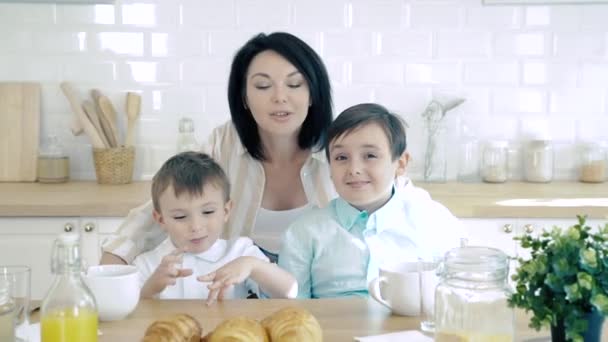 Retrato Una Familia Feliz Mamá Dos Hijos Cocina — Vídeo de stock