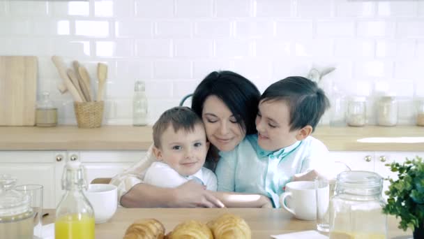 幸せな家族の母親と2人の息子の肖像 キッチンで受け入れています — ストック動画
