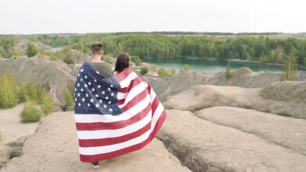 Pareja Feliz Con Bandera Americana Ondeando Caminando Desierto Día Independencia — Vídeos de Stock