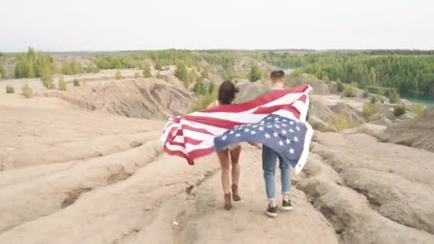 Glückliches Paar Mit Schwenkender Amerikanischer Flagge Den Bergen Unabhängigkeitstag Lebensstil — Stockvideo