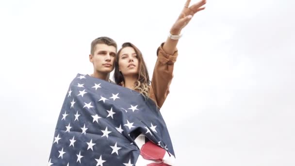 Pareja Feliz Abrazándose Envuelta Una Bandera Americana Naturaleza Día Independencia — Vídeo de stock