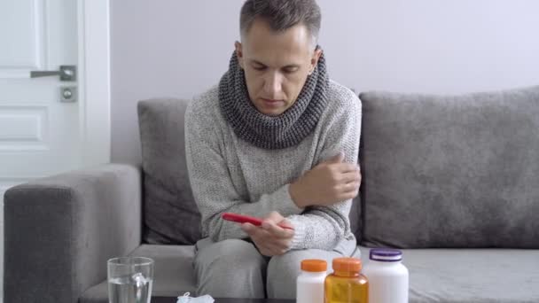 Homem Doente Segurando Termômetro Sentado Sofá Conceito Saúde Medicina Pessoas — Vídeo de Stock