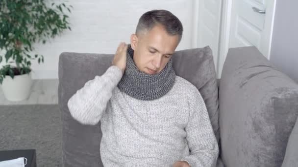 Kranker Mann Mit Thermometer Auf Der Couch Sitzend Gesundheitswesen Medizin — Stockvideo