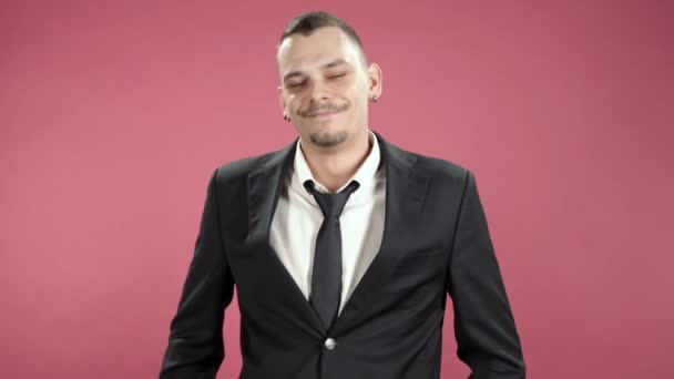 Junger Geschäftsmann Lächelt Über Rosa Hintergrund — Stockvideo