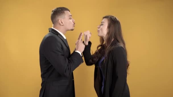 Young Couple Figuring Things Out Cursing Gesticulating Yellow Background — ストック動画