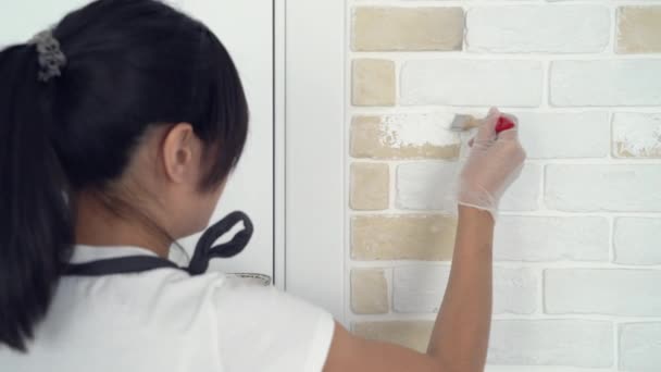 아파트나 벽돌로 여인의 그림을 클로즈업 — 비디오