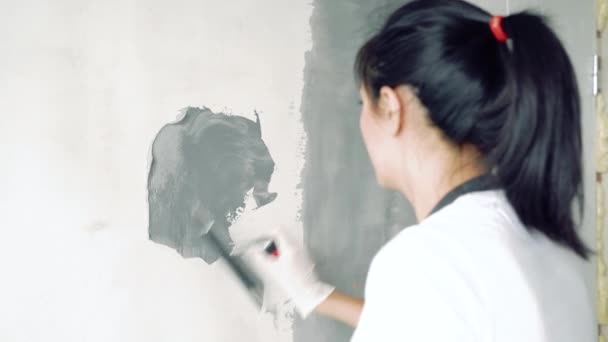 Vrouwelijke Werknemer Met Behulp Van Een Spatel Schilderen Muren Het — Stockvideo